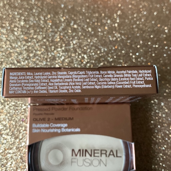 Pressed Powder Foundation with Buildable Coverage in Olive 2- Medium - Picture 3 of 3